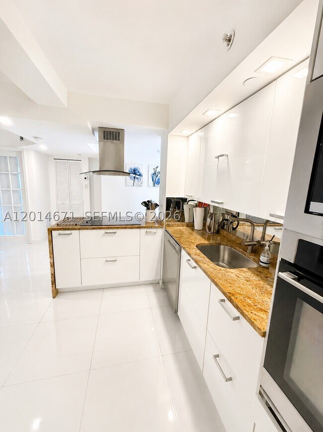 Building Photo - 6917 Collins Ave