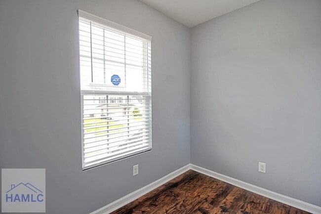 Building Photo - 207 Bender St