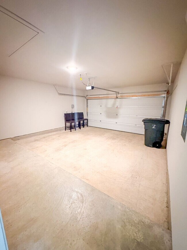 Building Photo - 6401 Coneflower Dr