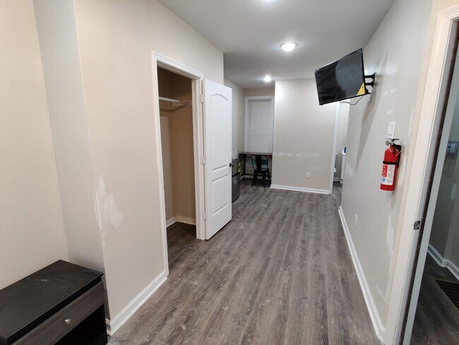 Building Photo - 5535 Crowson St