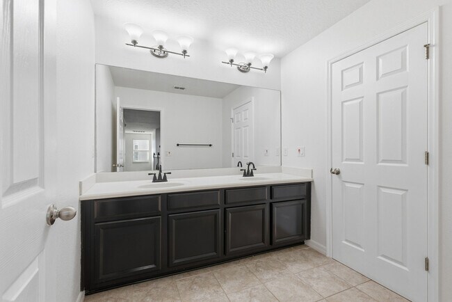 Building Photo - Waterfront Lake Nona Pool Home