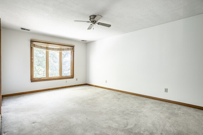 Building Photo - 9628 Summerlakes Dr