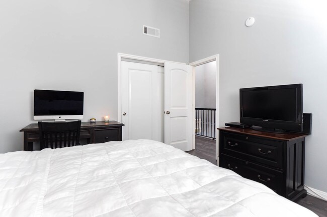 Building Photo - 12119 Rochester Ave