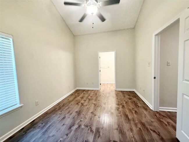 Building Photo - 140 Huisache St