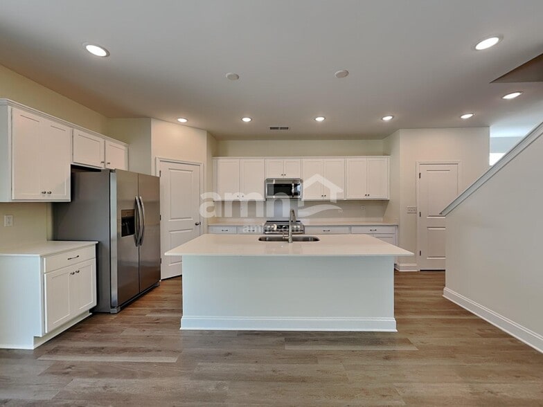 Building Photo - 6059 Rosemore Ln