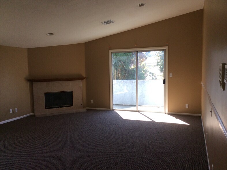 Master bedroom - 19251 Oxnard St