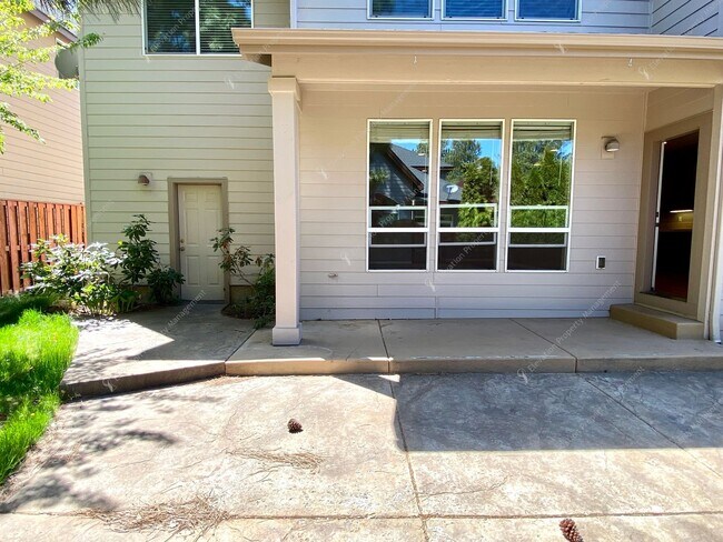 Building Photo - Spacious Corner Home in Prime SW Bend Loca...