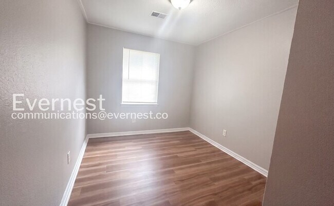 Building Photo - 3 Bed/1 Bath Home with Off-Street Parking / Vouchers Accepted / Available Now!