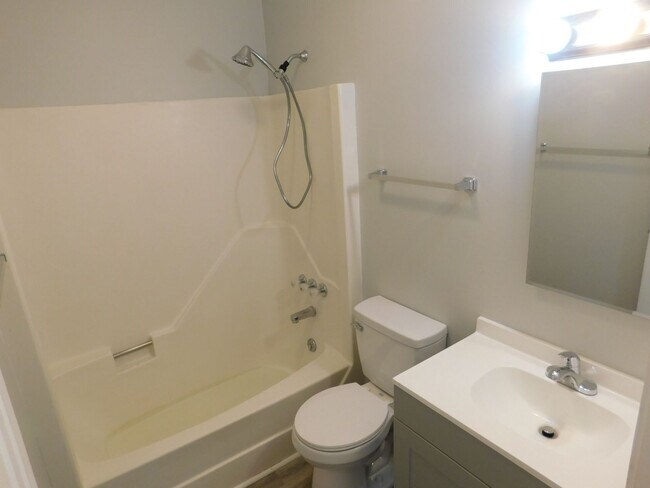 Building Photo - Fully Renovated Modern Duplex