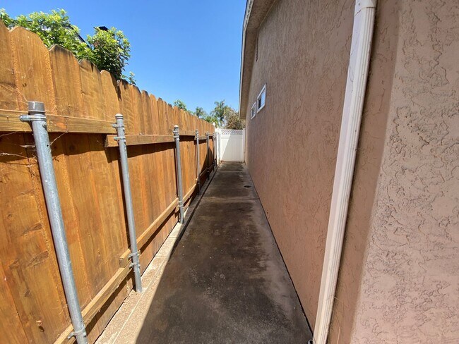 Building Photo - 3 Bedroom Home - Centrally Located with So...