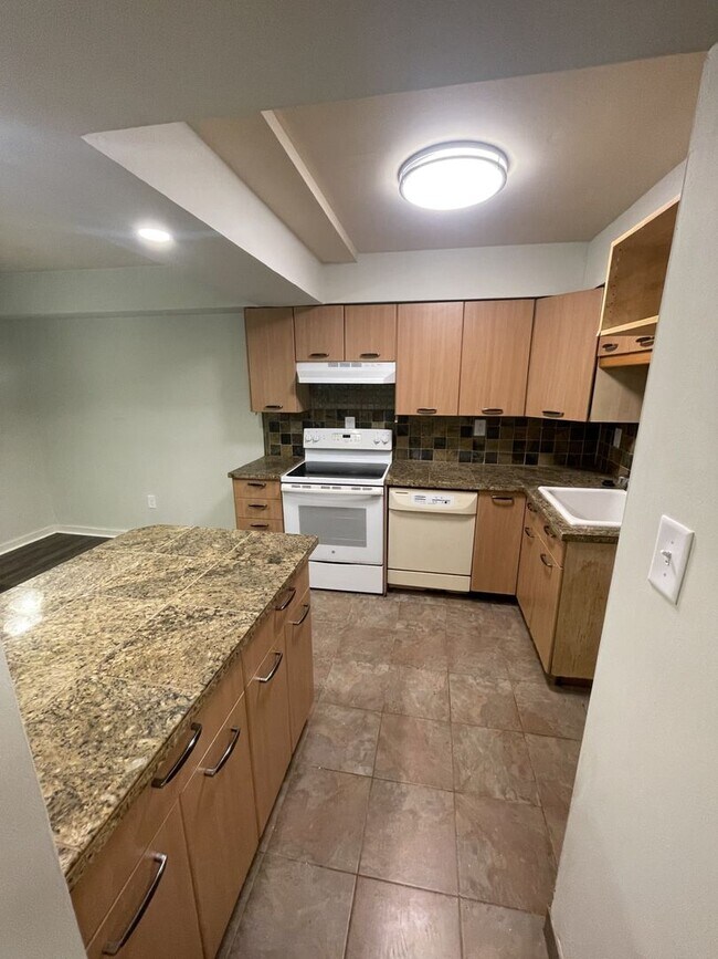 Building Photo - 3 bd 1.5 ba Condo