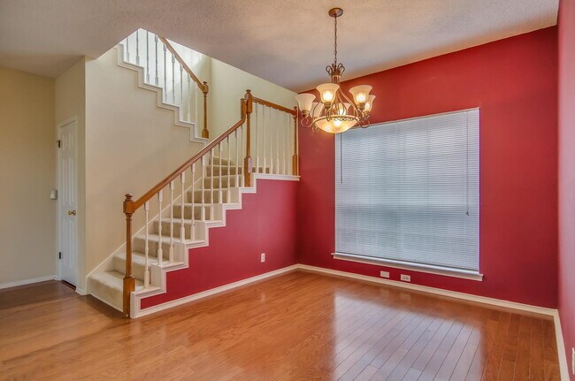 Building Photo - Wonderful 4BR/2.5 Bath in Encino Park -- D...