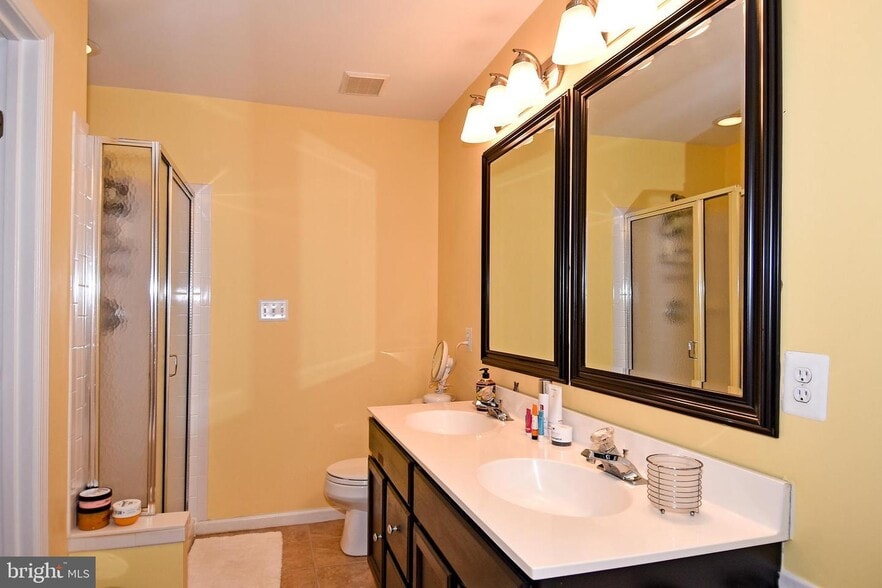 Master bathroom - 16739 Sweeney Ln