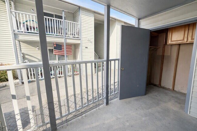 Building Photo - 4006 S Lawrence St