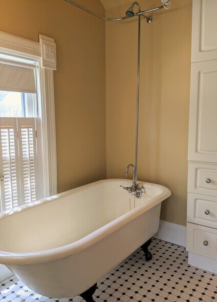 2nd Bath - 128 S Main St