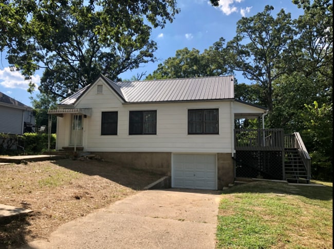 Building Photo - Available Mid-May 4 Bedroom / 1.5 Bathroom for Rent