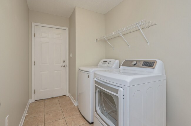 Building Photo - 4 bedroom 2 bathroom