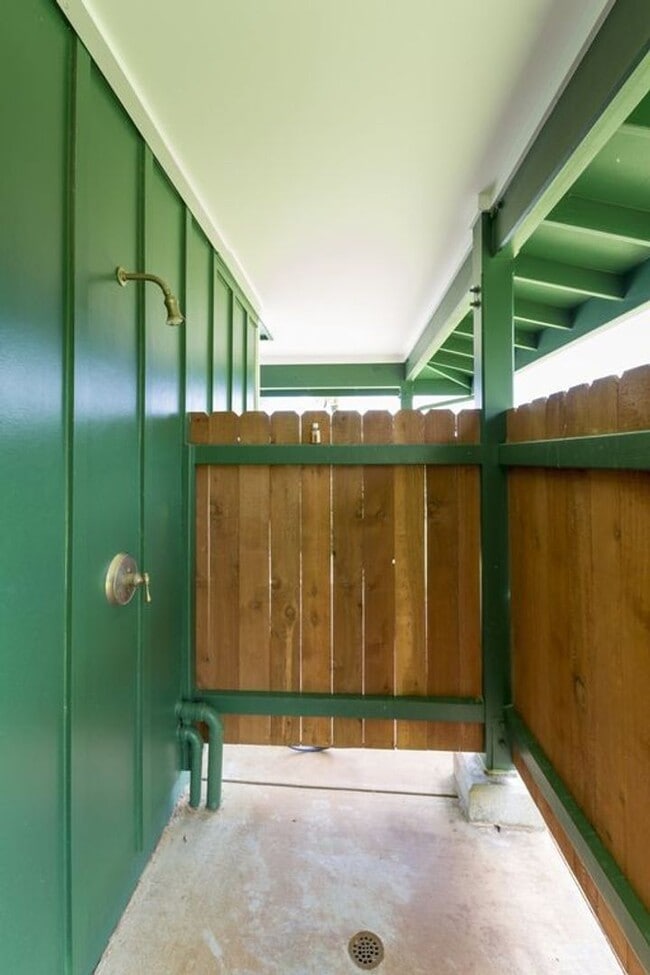 Building Photo - Estate on 1 acre 3 bedroom 2.5 baths and attached 2 car garage