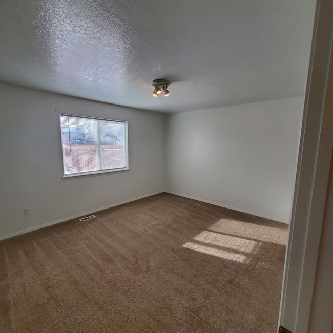 Building Photo - Charming West Boise Home with Spacious Yar...