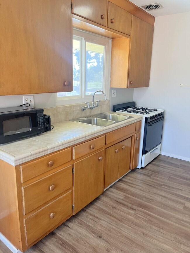 Building Photo - 560 Cajon St