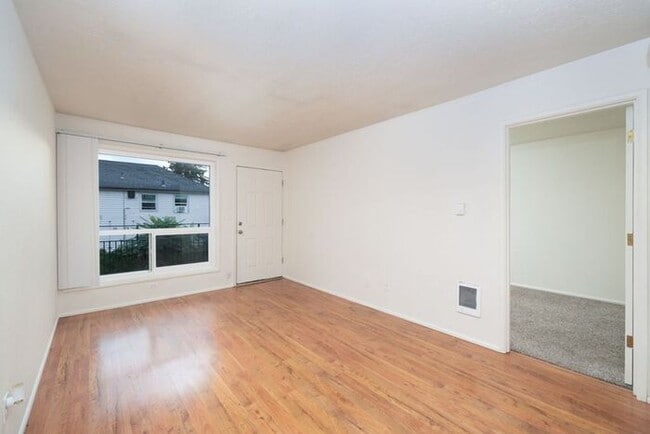 Building Photo - 1 bedroom available now!! Mid town!