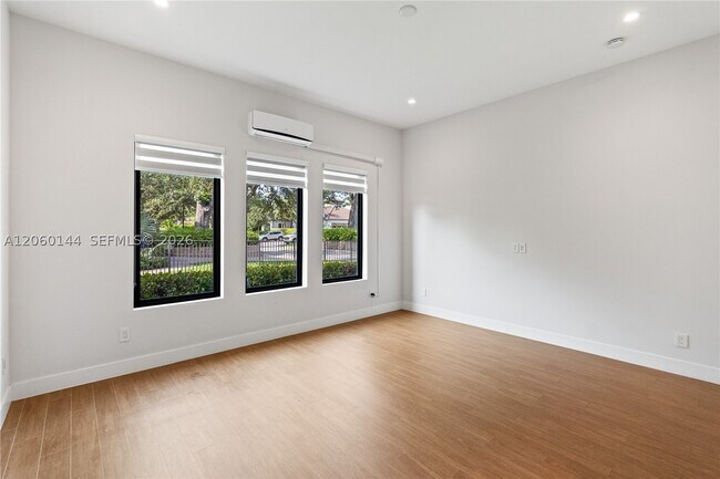 Building Photo - 3472 Emerson Dr