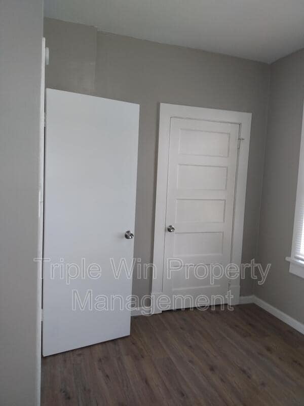 Building Photo - 830 Warne St