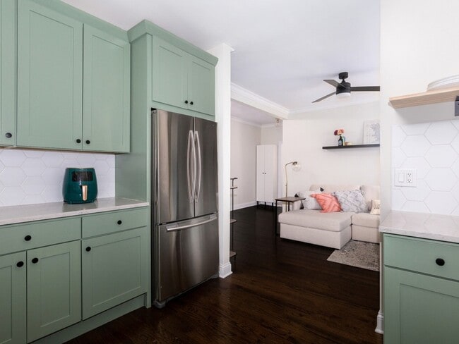 Building Photo - 1335 W Lunt Ave