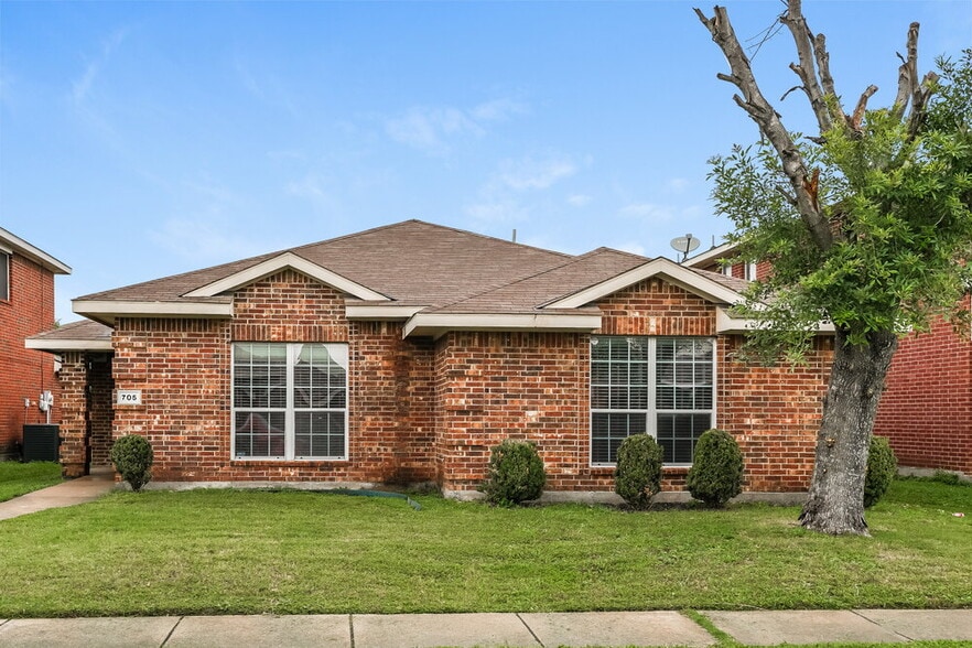 Primary Photo - 705 Pine Hollow Dr