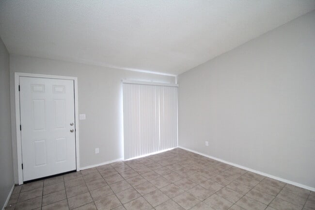 Building Photo - Move-In Ready 2-Bedroom Apartment - 1/2 Off First Month Rent!
