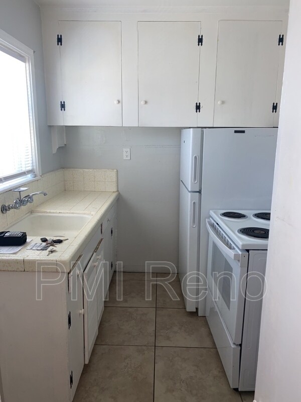 Building Photo - 648 Moran St