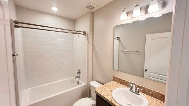 Building Photo - Immaculate 4 BR / 3 BA - With an OFFICE!