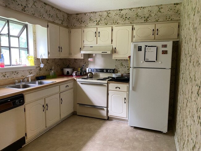 Building Photo - 2 Bed 1 Bath Duplex