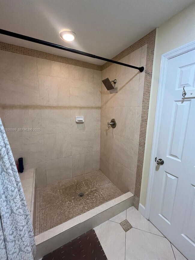 Building Photo - 16233 Laurel Dr