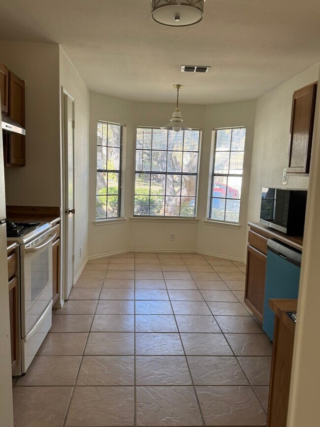 Building Photo - 9538 Cloverdale