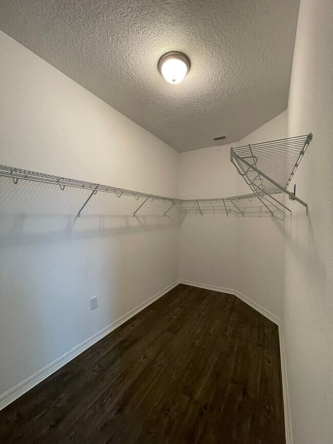 Building Photo - Open and Airy Home in Talavera