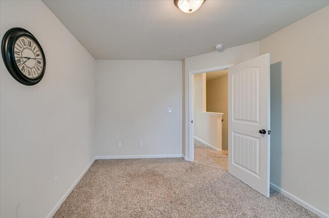 Building Photo - 880 Westlawn Dr