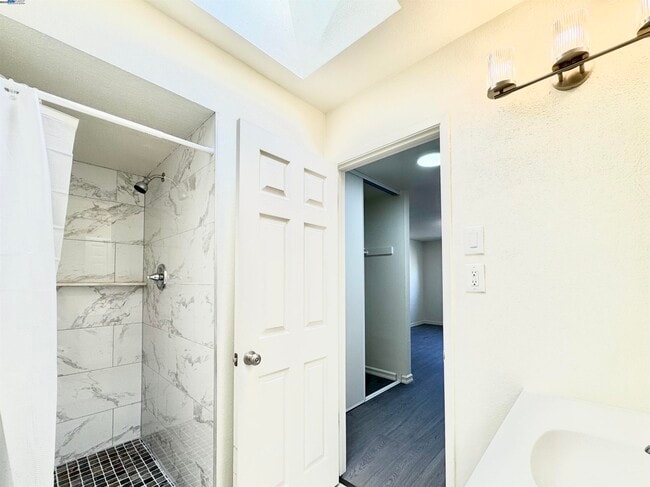 Building Photo - 15560 Calgary St