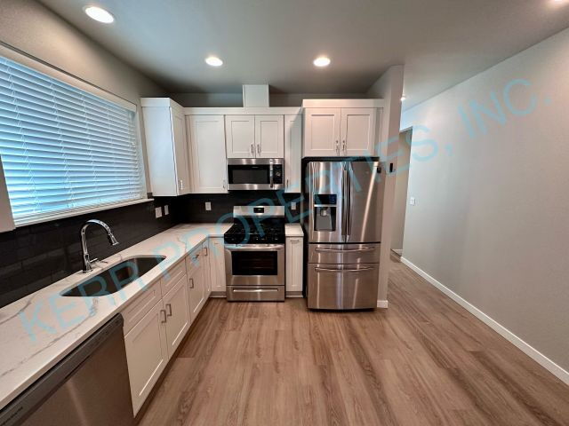 Building Photo - Charming 3-Bedroom Townhouse with 2.5 Baths and Spacious Living Area in Portland!