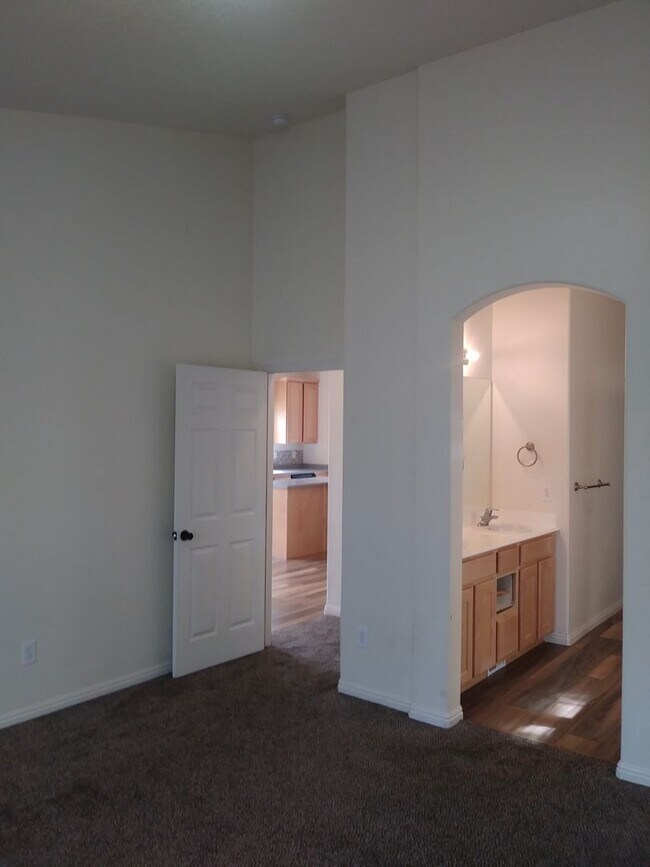 Building Photo - Gorgeous 5 Bedroom 3 Bathroom home in Lehi
