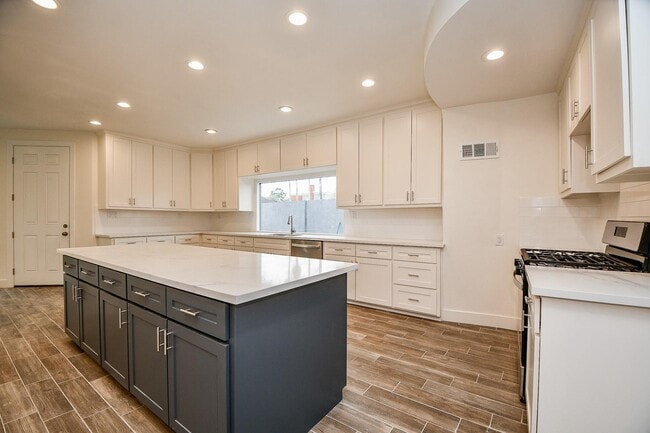 Building Photo - 8115 Fondren Lake Dr