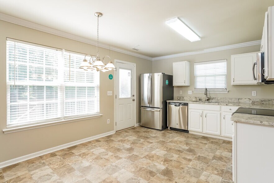 Building Photo - 4005 Bearmont Pl