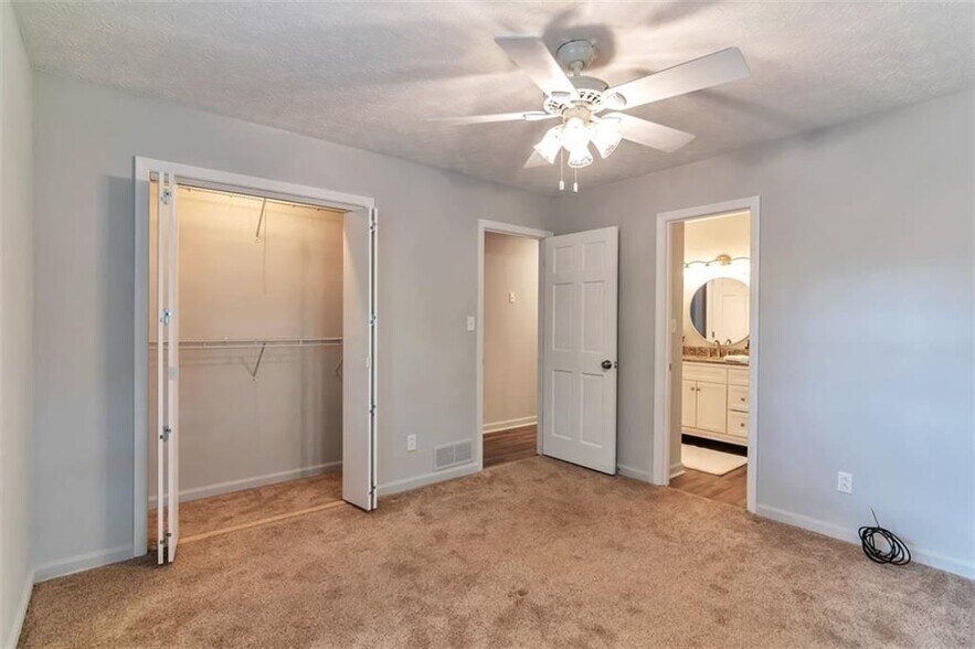 Building Photo - 759 Glen Cir SW