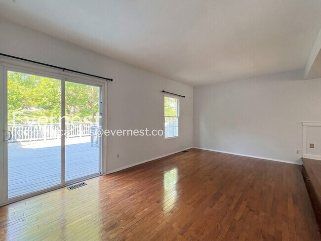 Building Photo - Spacious Town Home with Modern Amenities / 3 Beds & 2.5 Bath / Available Now!