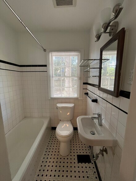 Building Photo - 2140 Arcadia Pl