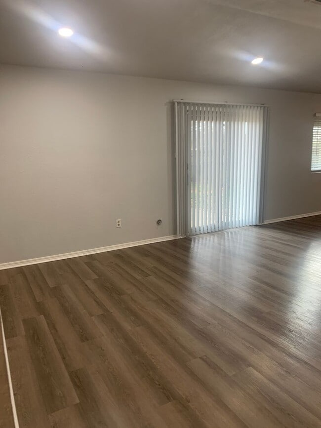 Building Photo - Renovated 3 Bedroom/ 1.5 Bath in Great Neighborhood