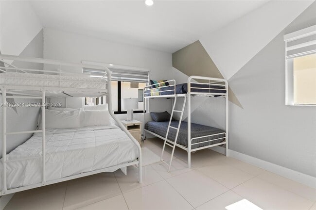 Building Photo - 206 NW 11th Ct