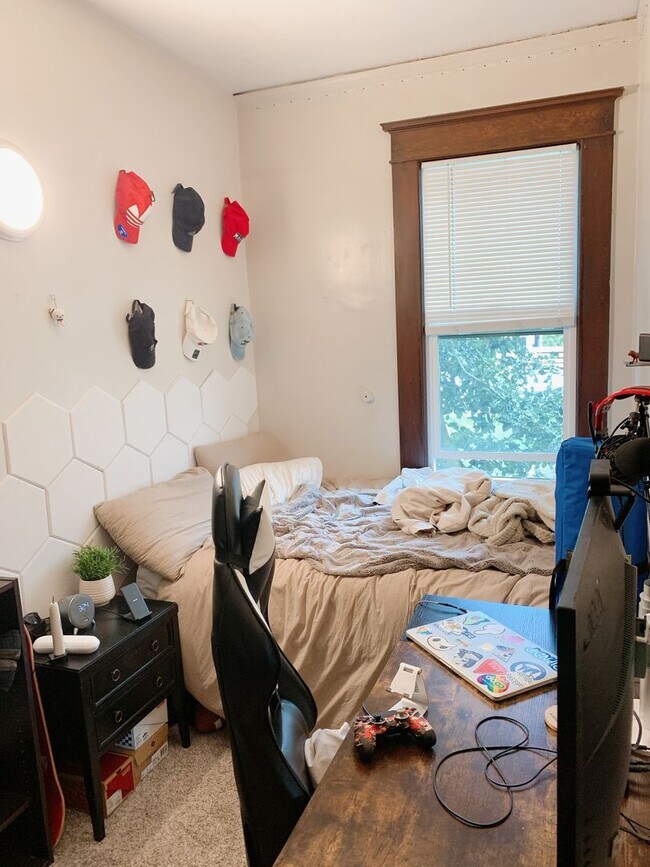 Building Photo - PRELEASE: 7 bdrm/2 bath in the York Neighborhood!