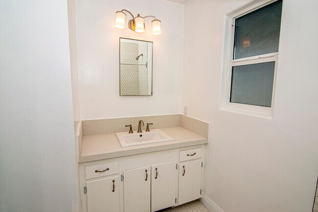 Building Photo - 156 W Linden Ct