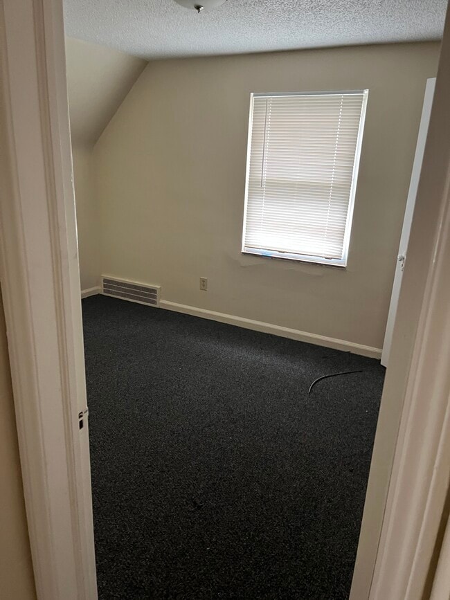 Building Photo - 15205 Maplewood Ave